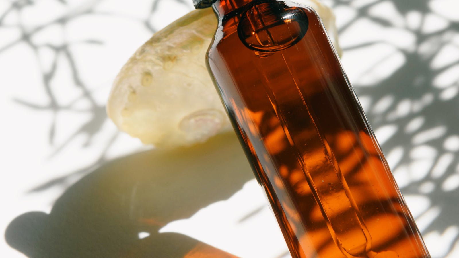 Aceite natural con gotero para el cuidado labial