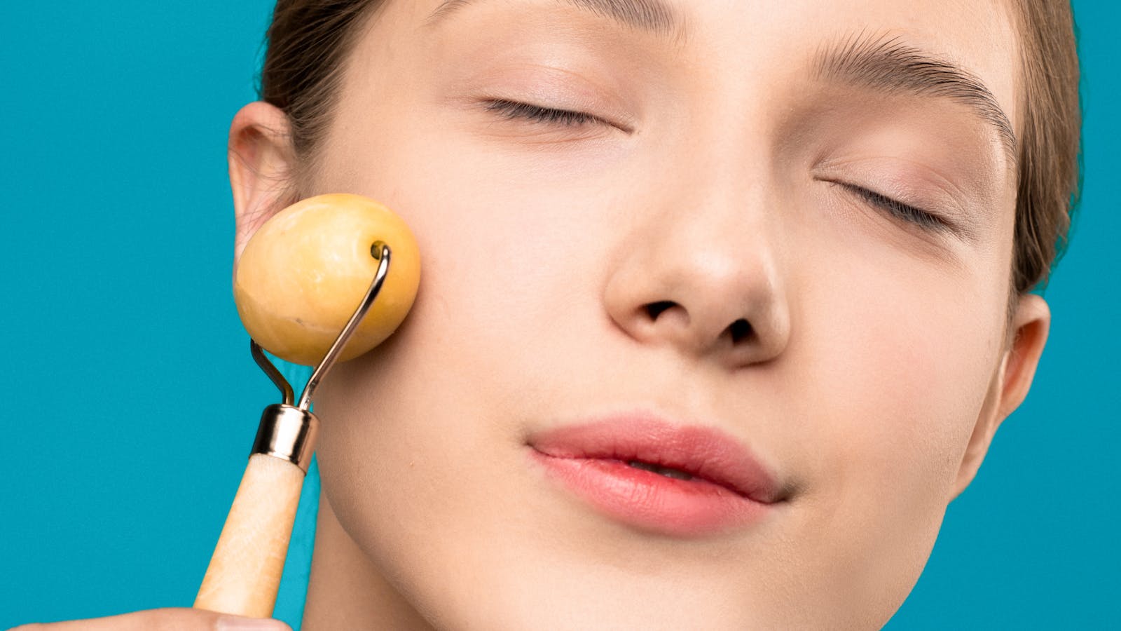 Mujer aplicando contorno de ojos con cuidado