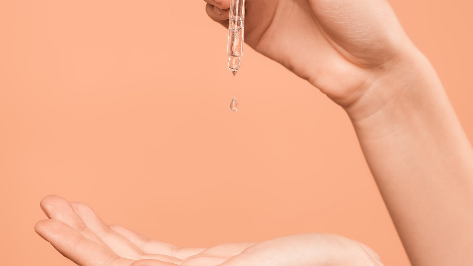 Sérum con gotero para tratamiento facial con péptidos