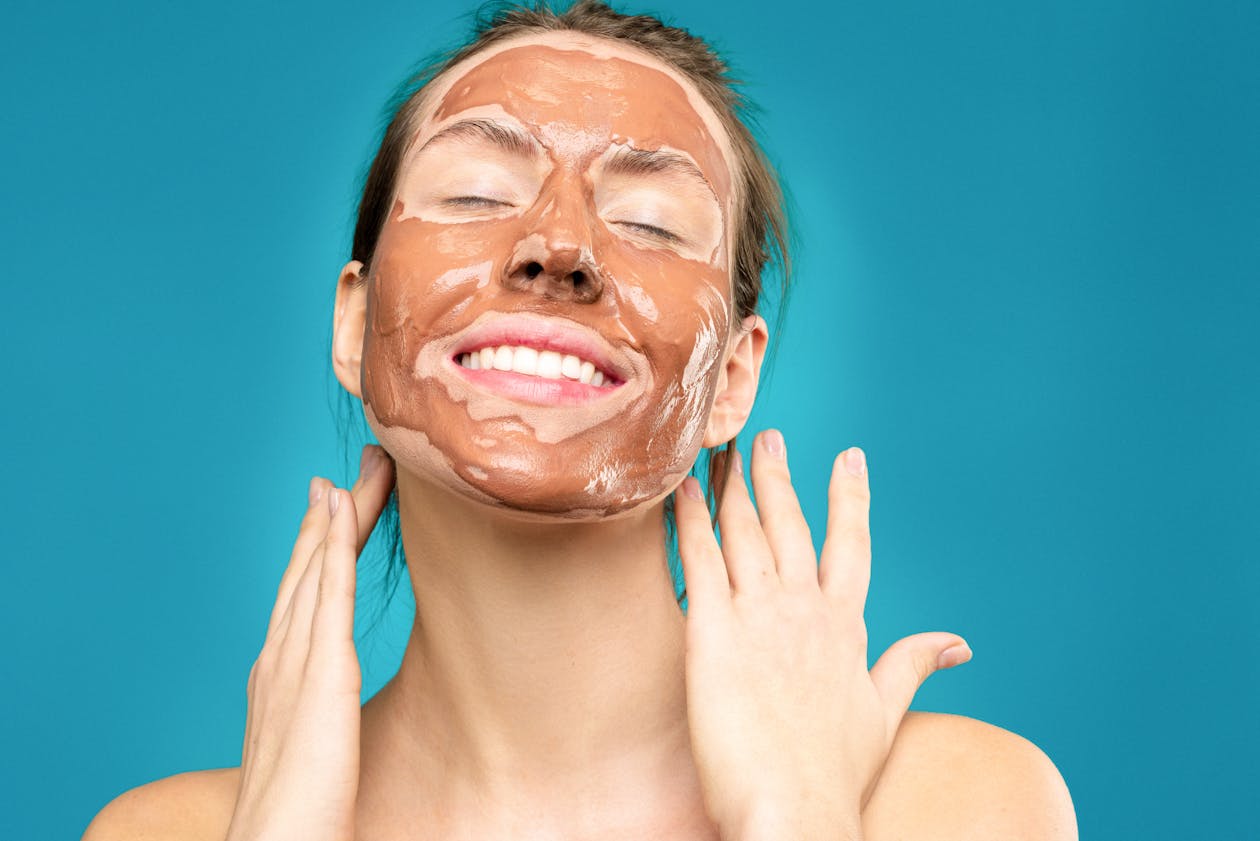 Mujer con mascarilla facial en rutina de cuidado de fin de semana