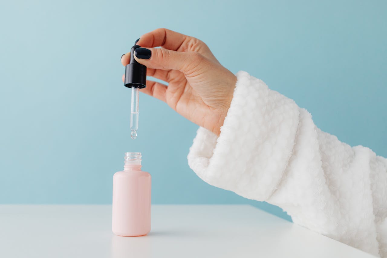 Sérum con gotero para el cuidado facial con niacinamida