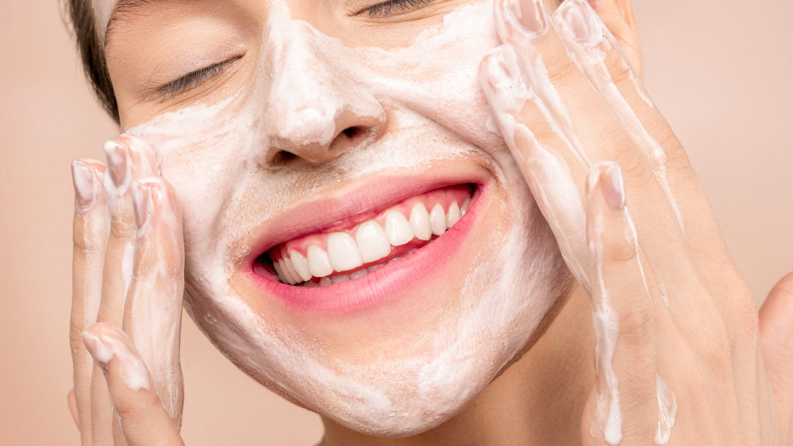 Mujer aplicando sérum antiedad en su rutina facial