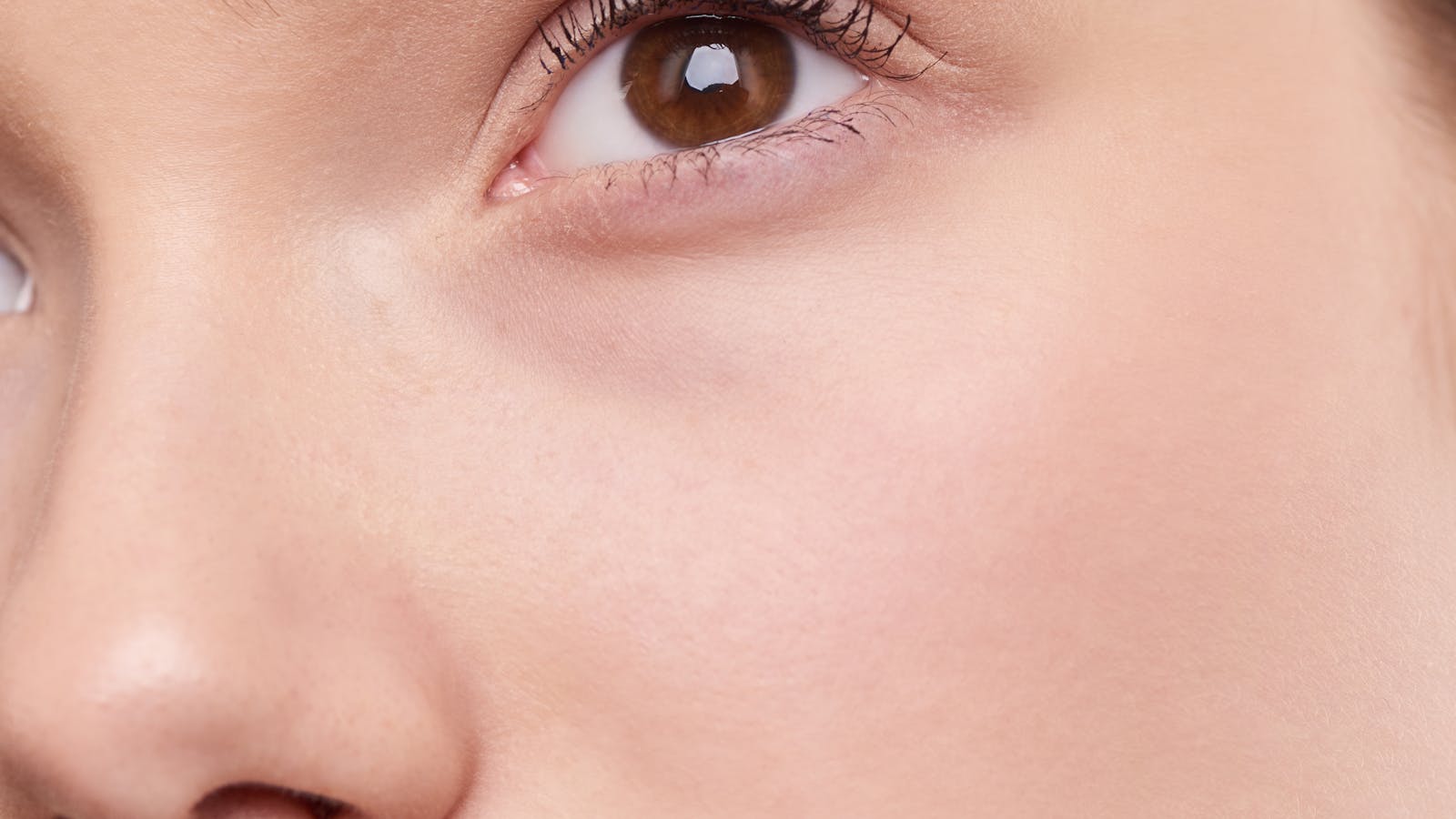 Mujer con maquillaje natural y luminoso