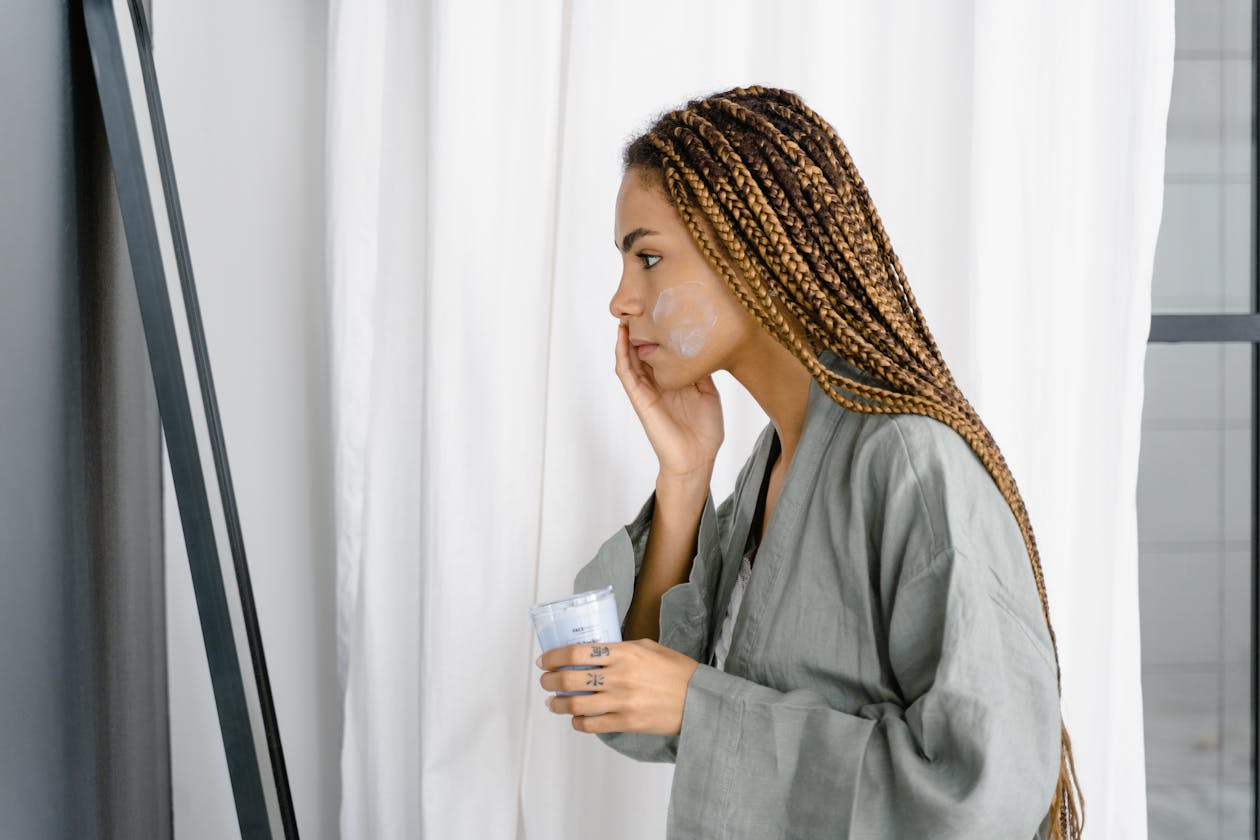 Mujer aplicando crema hidratante para piel seca