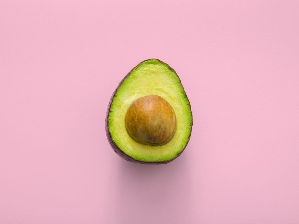 Aguacate partido, fuente de aceite nutritivo para cosmética
