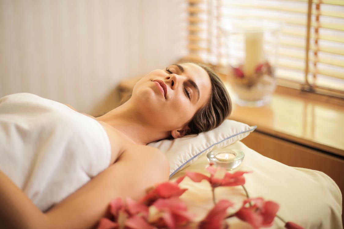 Mujer aplicando aceite corporal anticelulítico