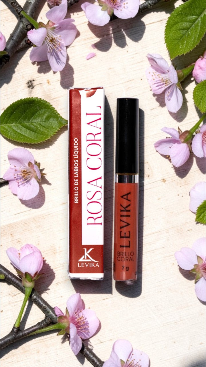 Brillo de Labios Rosa Coral LEVIKA - envase con fondo natural